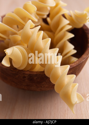 Fusilloni Nudeln in einer Holzschale Stockfoto