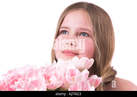 Wunderschönes kleines Mädchen geben ein Bouquet von rosa Tulpen Stockfoto