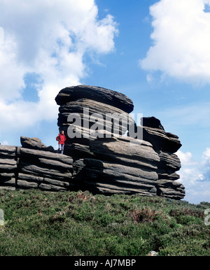 Rambler stehen auf der "Rad-Stones" am Derwent Rand, in der Nähe von Ladybower Vorratsbehälter, Peak District National Park, Derbyshire. Stockfoto