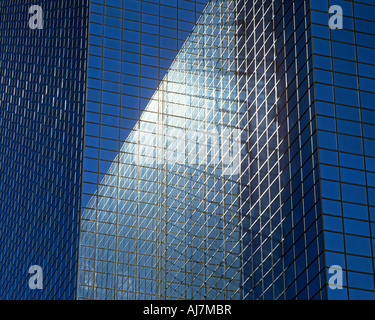 Reflexionen in den Fenstern ein modernes Bürogebäude, Rotterdam, Niederlande. Stockfoto