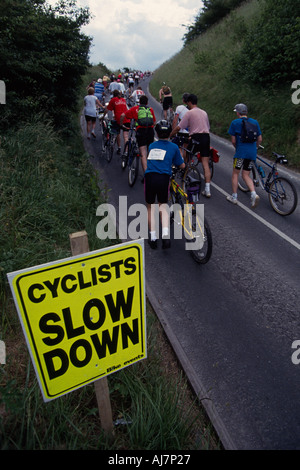 Eher wenig hilfreiche Wegweiser für Amateur-Radfahrer bergauf auf Ditchling Beacon East Sussex in London, Brighton-Bike-Rennen Stockfoto