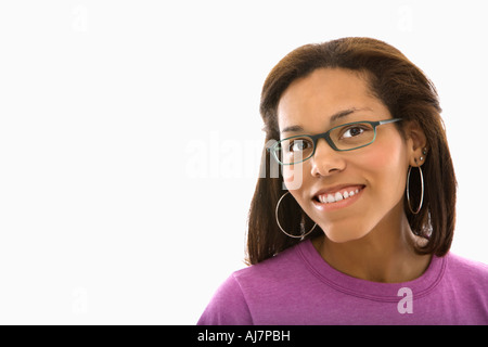 Afro-Amerikaner Mitte Erwachsene Frau mit Brille auf Betrachter lächelnd Stockfoto
