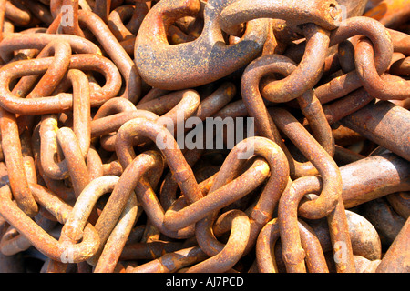 rostige Kette am Pier in Kilkeel Harbour, County Down, Nordirland Stockfoto