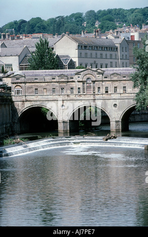 Pulteney Bridge überquert den Fluss Avon in Bath UK und ein umgestürzten Baum hat auf die benachbarten Wehr Schinken steinerne Brücke entworfen von dem Architekten Robert Adam gefangen Stockfoto