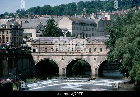 Pulteney Bridge überquert den Fluss Avon in Bath UK und ein umgestürzten Baum hat auf die benachbarten Wehr Schinken steinerne Brücke entworfen von dem Architekten Robert Adam gefangen Stockfoto