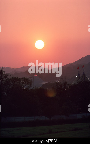 Sonnenuntergang über Glastonbury Musikfestival 2005 Stockfoto