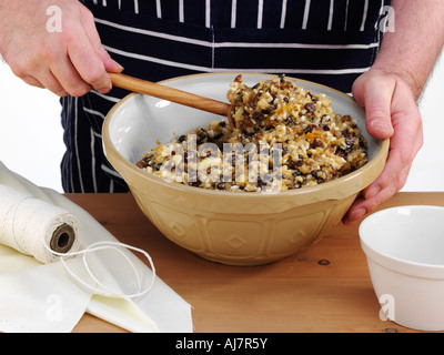 Die Zutaten für einen Christmas Pudding in einer großen Schüssel mischen Stockfoto
