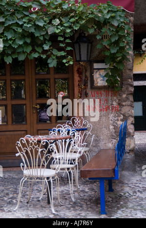Cafe mit Efeu und eine blaue Bank fotografiert in einer kleinen Piazza in Malcesine Veneto-Italien Stockfoto