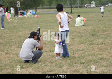 Eine asiatische Familie Aufnahmen bei asiatischen Drachenfest im Liberty State Park, New Jersey Stockfoto