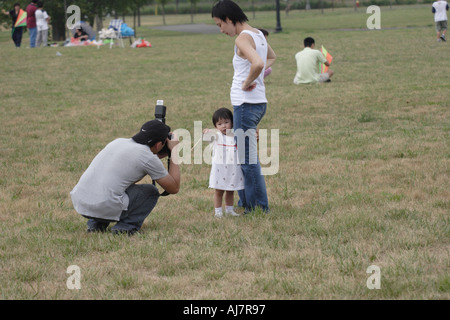 Eine asiatische Familie Aufnahmen bei asiatischen Drachenfest im Liberty State Park, New Jersey Stockfoto