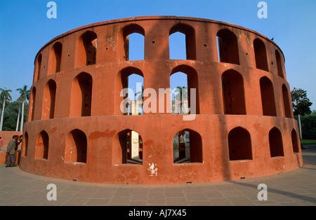 Außenseite der Ram Yantra Höhe Azimut Instrument, Stein Sternwarte Jantar Mantar, New Delhi, Indien Stockfoto