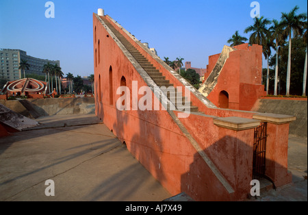 Brihat Samrat Yantra groß Äquatorialsonnenuhr mit Mishra Yantra hinter Stein Sternwarte Jantar Mantar, New Delhi, Indien Stockfoto