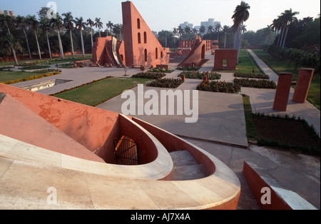 Mishra Yantra mit Brihat Samrat Yantra groß Äquatorialsonnenuhr hinter Stein Sternwarte Jantar Mantar, New Delhi, Indien Stockfoto