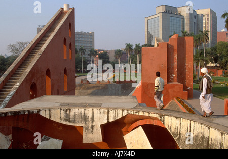 Mishra Yantra mit Brihat Samrat Yantra hinter Stein Sternwarte Jantar Mantar, New Delhi, Indien Stockfoto