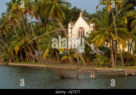 Christliche Kirche und chinesischen Fischernetz in den Backwaters zwischen Alappuzha (Alleppy) und Kollam (Quilon), Kerala, Indien Stockfoto