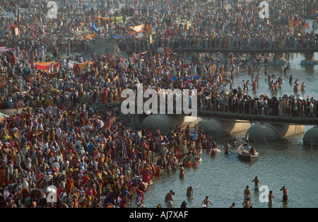 Baden Pilger und Pontonbrücken über den Fluss Ganges, Maha Kumbh Mela 2001, Allahabad, Uttar Pradesh, Indien Stockfoto