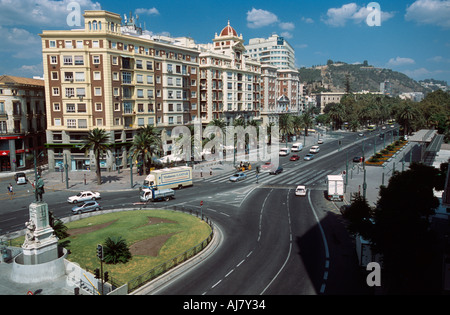 Blick auf den Paseo del Parque zeigt das Castillo de Gibralfaro hinter, Malaga, Andalusien, Spanien Stockfoto