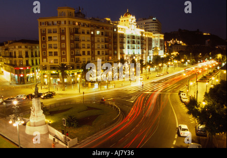 Lichtspuren vom Verkehr auf dem Paseo del Parque in der Nacht, Malaga, Andalusien, Spanien Stockfoto