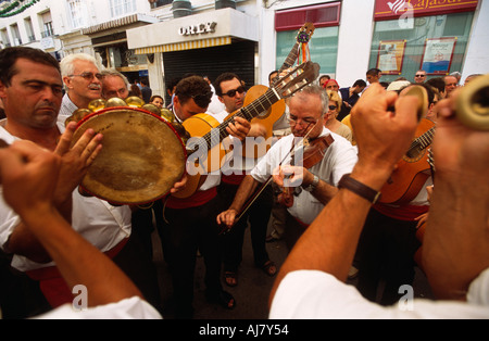 Musiker spielen für spontanen Flamenco tanzen auf Calle Marques de Larios in Malaga Feria, Malaga, Andalusien, Spanien Stockfoto