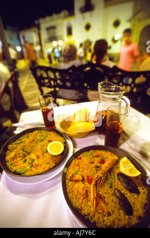 Mahlzeit mit Paella und Sangria an einer freien Restaurant im Plaza del Socorro in der Nacht, Ronda, Andalusien, Spanien Stockfoto