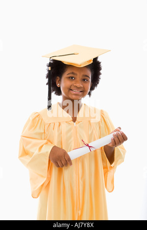 Afroamerikanische Mädchen in Graduierung Robe und Hut hält Diplom und lächelte viewer Stockfoto