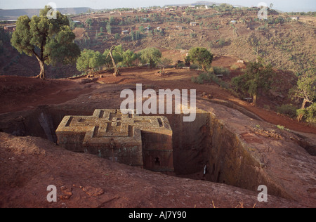 Blick hinunter auf die Oberseite des Bet Giorgis (Kirche von Str. George), mit der Stadt hinter, Lalibela, Äthiopien Stockfoto