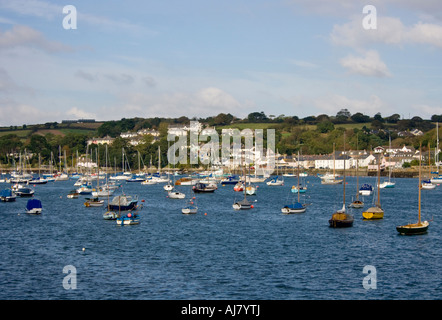 Die Aussicht von der Prince Of Wales Pier Falmouth über nach Flushing Cornwall UK Stockfoto