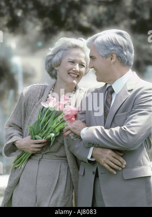 Romantische älteres paar holding Bouquet Blumen Stockfoto