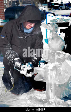 Künstler schnitzen Skulpturen aus Eis beim Festival Wettbewerb Stockfoto