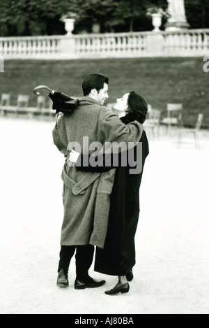 Schwarz / weiß Bild von romantisch zu zweit in Paris park Stockfoto