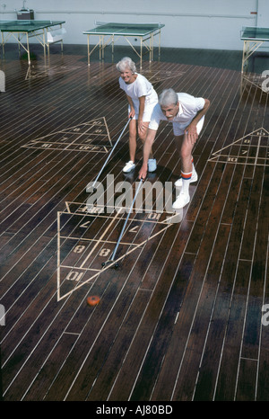 Älteres Paar spielen Shuffleboard auf dem deck Stockfoto