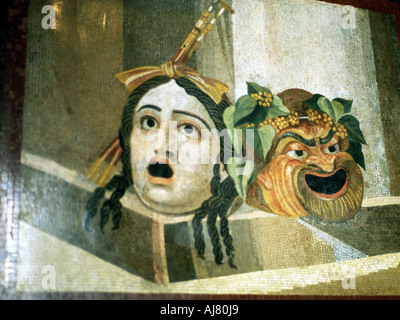 Theatralische Masken von Tragödie und Komödie in einem römischen Mosaik dargestellt. Artist: Unbekannt Stockfoto