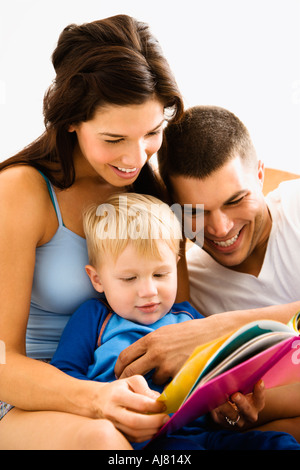 Kaukasische Eltern und Kleinkind Sohn Lesebuch Stockfoto