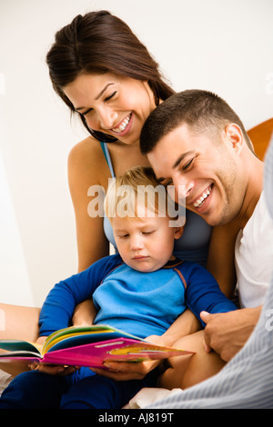 Kaukasische Eltern und Kleinkind Sohn Lesebuch Stockfoto