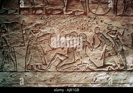 Kalkstein Relief aus dem Tempel von Ramses II., Abu Simbel, Ägypten, 13. Jahrhundert v. Chr.. Artist: Unbekannt Stockfoto