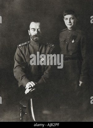 Nikolaus II., Zar von Russland und seinem Sohn, Alexei, in Uniform, 1915. Artist: Unbekannt Stockfoto