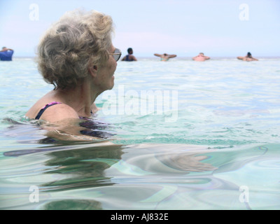 Frau Ausübung während Aqua Aerobic-Kurs im Hotelpool, Mauritius Stockfoto