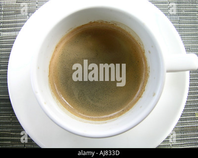Draufsicht der Tasse schwarzen Espressokaffee & Untertasse auf Bar Stockfoto