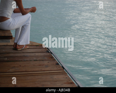 Frau auf der Bank am Boardwalk am Strand, Mauritius Stockfoto