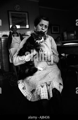 Frau mit Katze sitzt in ihrem Zimmer geistige Zuhause genannt Botteleys Park bald bis in die 1970er Jahre Großbritannien geschlossen werden. Stockfoto