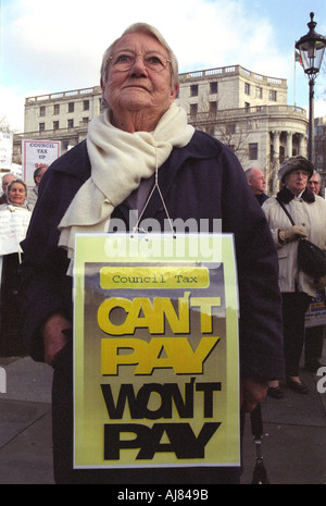 Rentner Demonstration in der Londoner Trafalgar Square im Januar 2004 beschweren sich über die Regierung Gemeindesteuer für ältere Stockfoto