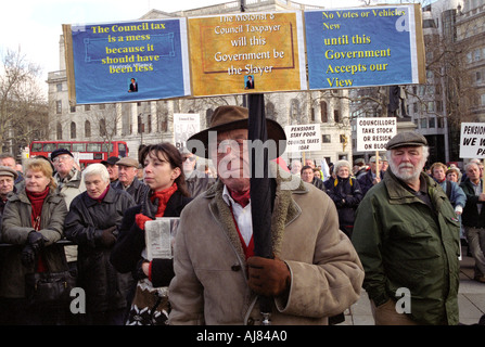 Rentner Demonstration in der Londoner Trafalgar Square im Januar 2004 beschweren sich über die Regierung Gemeindesteuer für ältere Stockfoto