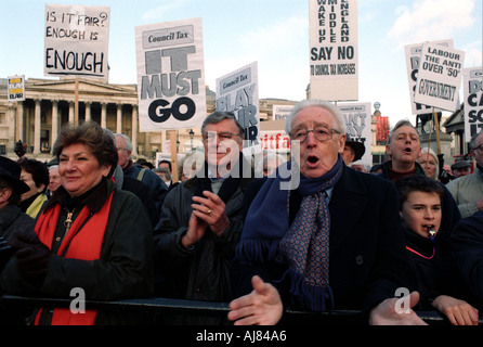 Rentner Demonstration in der Londoner Trafalgar Square im Januar 2004 beschweren sich über die Regierung Gemeindesteuer für ältere Stockfoto