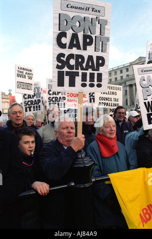 Rentner Demonstration in der Londoner Trafalgar Square im Januar 2004 beschweren sich über die Regierung Gemeindesteuer für ältere Stockfoto