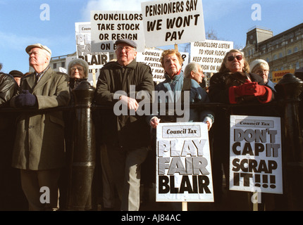 Rentner Demonstration in der Londoner Trafalgar Square im Januar 2004 beschweren sich über die Regierung Gemeindesteuer für ältere Stockfoto