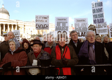 Rentner Demonstration in der Londoner Trafalgar Square im Januar 2004 beschweren sich über die Regierung Gemeindesteuer für ältere Stockfoto