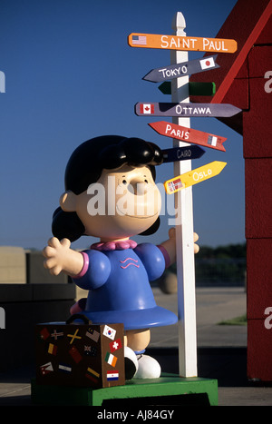 STATUE VON LUCY AUS DEM CHARLES M. SCHULTZ "PEANUTS" COMIC STRIP; ST. PAUL, MINNESOTA. Stockfoto
