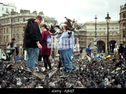 Steht eine große Frau mit Vögel auf ihr thront am Trafalgar Square in London, Vereinigtes Königreich, Mai 2000. Stockfoto