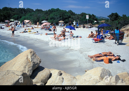 Leute, Sonnenbaden am Strand Halbinsel Capriccioli Costa Smeralda Gallura Sardinien Italien Stockfoto