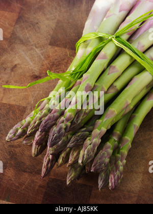 Eine Reihe von Spargelstangen Stockfoto